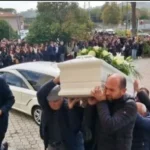 ‘O Flavio, hapi sytë e mos na le…’ Lot, britma dhe dhimbje në cermoninë m*rtore të 19 vjecarit shqiptar që u…