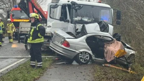 Aksident fatal! Humbin jetën 3 persona, makina përplaset me kamionin