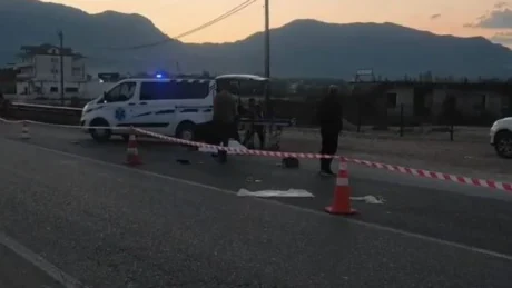 Aksident tronditës në vend! Makina e merr para, humb jetën kalimtarja