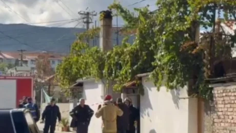 TRAGJIKE ne Vedn /Bie Zjarr ne banese humb jeten nëna, edhe djali 14-vjeçar: DETAJE