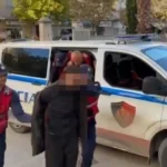 Zbardhet dinamika e krimit TRONDITËS në Durrës: 25-vjeçari goditi të atin me dru në kokë, më pas i nguli thikën në…