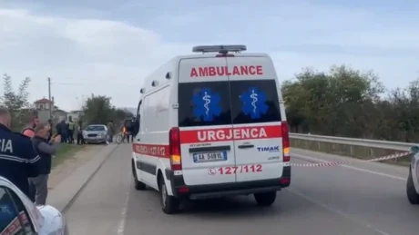 Tronditëse në vend! Gruaja hidhet nga kati i tretë i pallatit, humb jetën