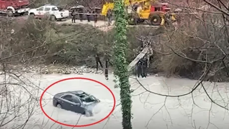 Ngjarje e rëndë në vend! Makina përfundon në përrua, raportohet se shoferi bashkë me pasagjerin…