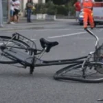 Nuk kanë fund aksidentet! Makina përplas 19 vjecaren që po lëvizte me bicikletë, e reja…