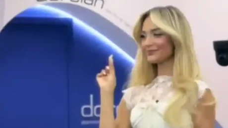 Selin habit rrjetin, shihet duke vendosur hudhër në gjoks, por pse?!