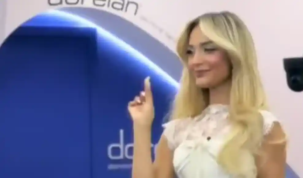 Selin habit rrjetin, shihet duke vendosur hudhër në gjoks, por pse?!
