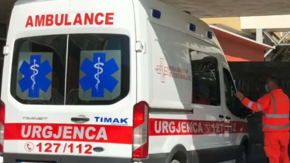 Tragjike në vend/ Ra në kontakt me energjinë elektrike, humb jetën elektricisti!