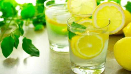 Pse duhet të filloni menjëherë të konsumoni ujë të ngrohtë me limon