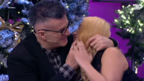 Çfarë ndodhi në studio? Puthja e PAPRITUR mes Bledi Manes dhe konkurrentes së “Për’puthen” (Video)