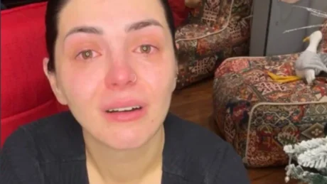 Fifi qan live, shfaqet në gjendje të rënduar emocionale