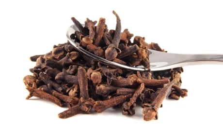 Nga kapsllëku tek mëlçia e dhjamosur: 4 arsyet pse duhet të përdorni karafil