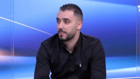 “Miri i çonte lule…”, Keijsi plas skandalin: Njihen mirë me Stelinën dhe…