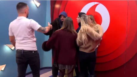 Stine merr valixhen e tij dhe drejtohet drejt derës: Dua të largohem …