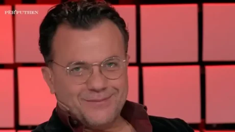 Puthi në buzë konkurrenten e Përputhen, vjen reagimi i parë i Laert Vasilit