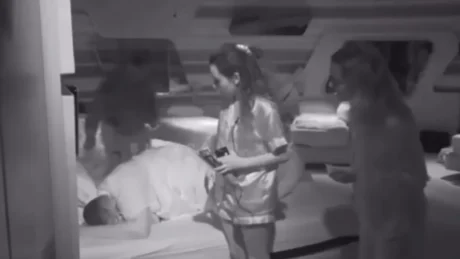 Video/ Selin go*et me një objekt Rogertin, ai bërtet nga dhimbja që iu shkaktua