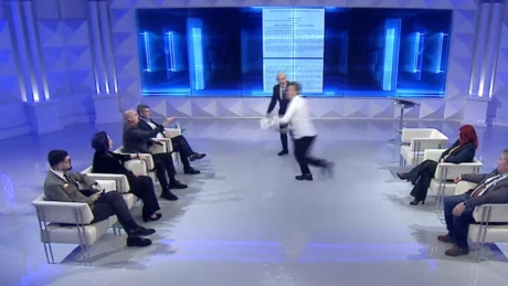 Plas sherri në studio, Berat Buzhala i sulet Albatros Rexhajt. Ndërhyn Blendi Fevziu