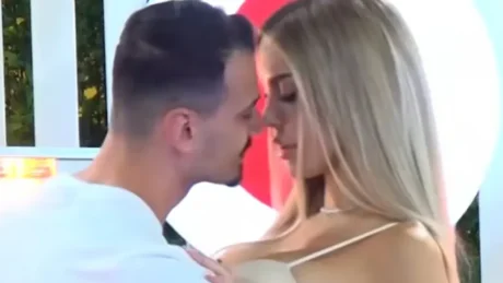 Dalin pamjet/ Ky është momenti kur Mateo tenton ta puthë me forcë Brikenën, ajo largohet (VIDEO)
