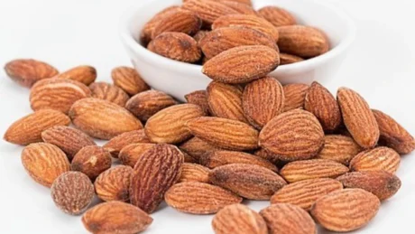 Rreth 5 deri 10 kokra bajame ne dite : Ja ndikimi qe ka ne shendetin e zemres, zorreve dhe lekures