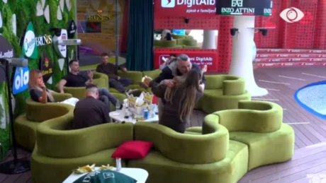 “Rrezikoj divorcin me gruan…”/ Rogerti puth Juelën teksa… (VIDEO)