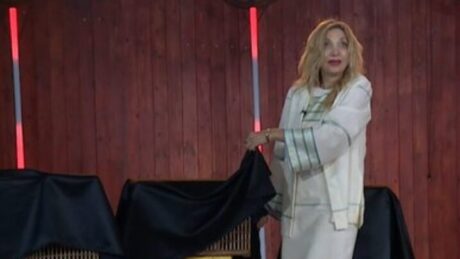 “Do lahem siç më ka bërë nëna se plasa”/ Habit Moza e Fermës Vip, s’pranon rrobat e banjës