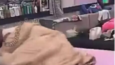 Tmerruese! Konkurrenti i reality show-t ne Serbi tenton të mb*së bashkëpjesmarrësen? (Video)