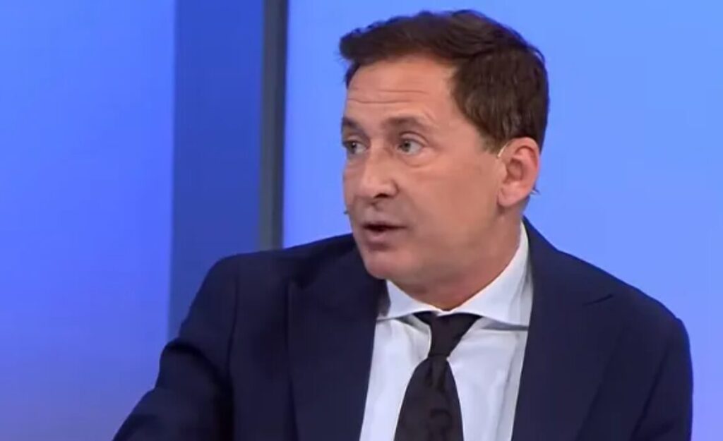 Shokon Arjan Konomi: “Konkurrentën në Përputhen bënin s*ks”/ Përmend edhe emra