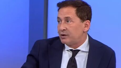 Shokon Arjan Konomi: “Konkurrentën në Përputhen bënin s*ks”/ Përmend edhe emra