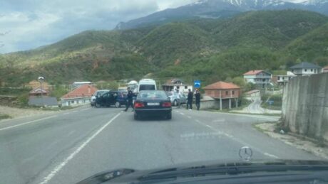 Përplasen dy makina në Maqellarë-Peshkopi, 6 persona mbeten të plagosur (FOTO)