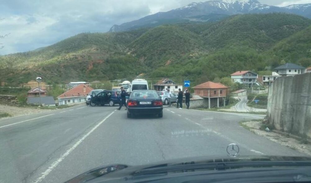 Përplasen dy makina në Maqellarë-Peshkopi, 6 persona mbeten të plagosur (FOTO)