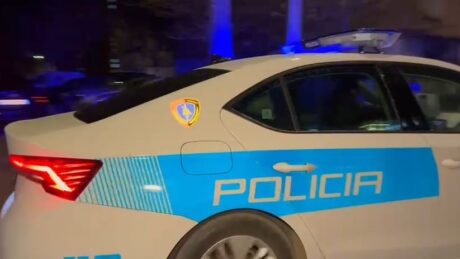 Plag*set me a*më zjarri punonjësi i policisë, uniformat blu në kërkim të autorit! Çfarë ndodhi gjatë natës