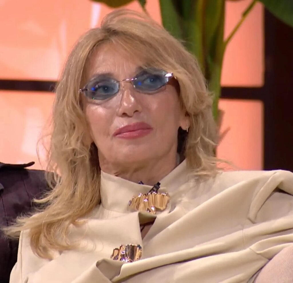 Doli nga izolimi? Fotoja që po qarkullon: Mimoza Ahmeti shihet natën në Tiranë