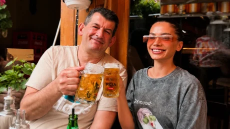 Pas 3 birrash, Ola dhe vjehrri “kapen për fyti”, pamjet virale (Foto)