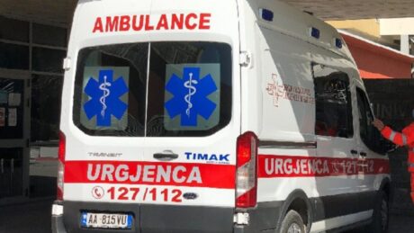 E rëndë në vend, i riu hidhet nga pallati, humb jetën