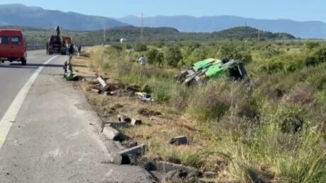 Aksident i trefishtë ne autostrade, autoboti del nga rruga! Ka të pIagosur, ja gjendja.
