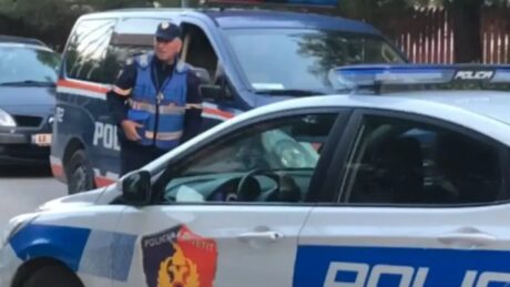 Sulmohet fizikisht politikani në Shqipëri, i thyen këmbët dhe ia prenë veshin