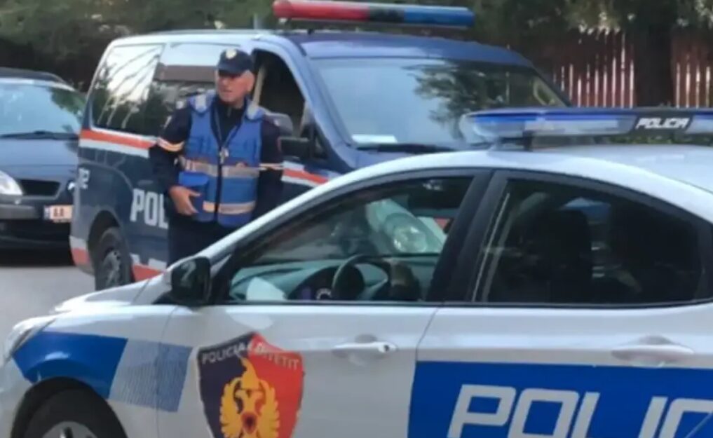 Sulmohet fizikisht politikani në Shqipëri, i thyen këmbët dhe ia prenë veshin