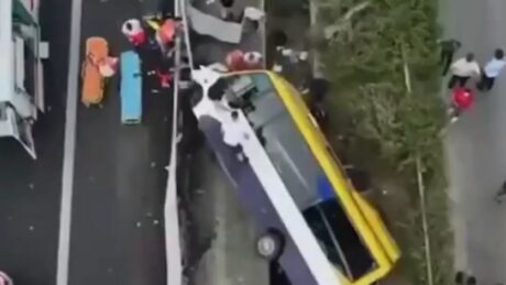 Aksidenti tragjik i furgonit me pasagjerë, 2 të vd*kur dhe 7 të plagosur në autostradën Tiranë–Durrës (Video nga ngjarja)