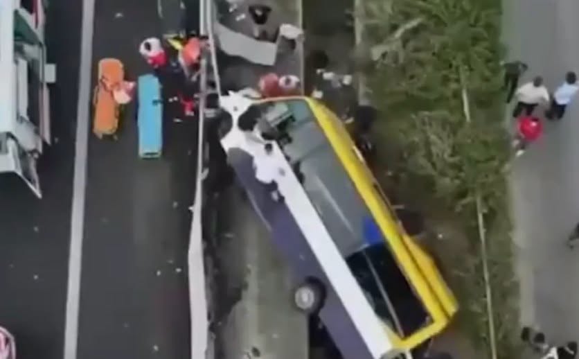 Aksidenti tragjik i furgonit me pasagjerë, 2 të vd*kur dhe 7 të plagosur në autostradën Tiranë–Durrës (Video nga ngjarja)