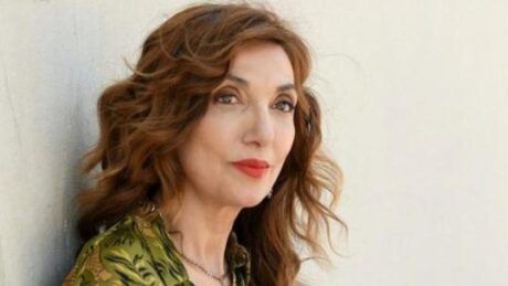 Vajza e Mimoza Ahmetit ndan foton e papublikuar më parë, poetja mban në krahë të bijën në ’90