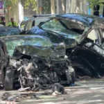 Tentoi t’i arratisej policisë, shoferi përplaset me makinën që priste në semafor. 2 të vd*kur dhe 1 i pl*gosur