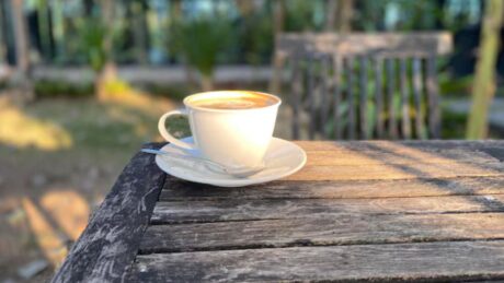 Harrojeni kafenë në mëngjes, këto pije përshpejtojnë metabolizmin dhe ndihmojnë në humbjen e peshës