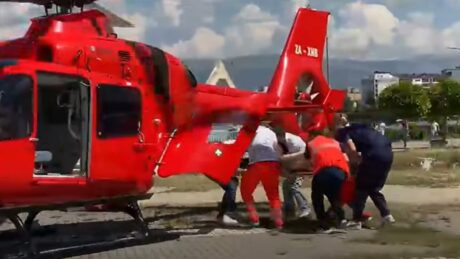 Pushimet pranë familjarëve sa nuk u kthyen në tragjedi/ Cifti jetonte në Greqi, Bleona 28 vjeçare niset me helikopter te Trauma