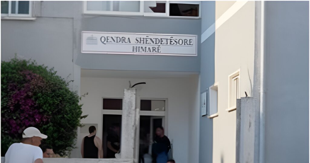 Tronditet Himara! I moshuari rrëzohet në banesë dhe vd*s, e reja tenton t’i japë fund jetës duke…