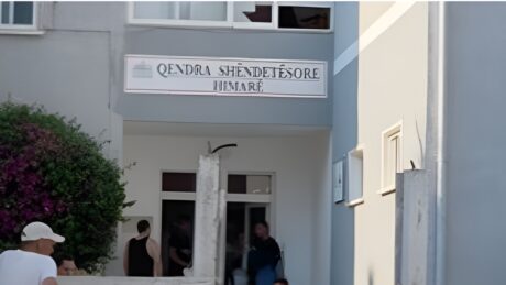 Tronditet Himara! I moshuari rrëzohet në banesë dhe vd*s, e reja tenton t’i japë fund jetës duke…