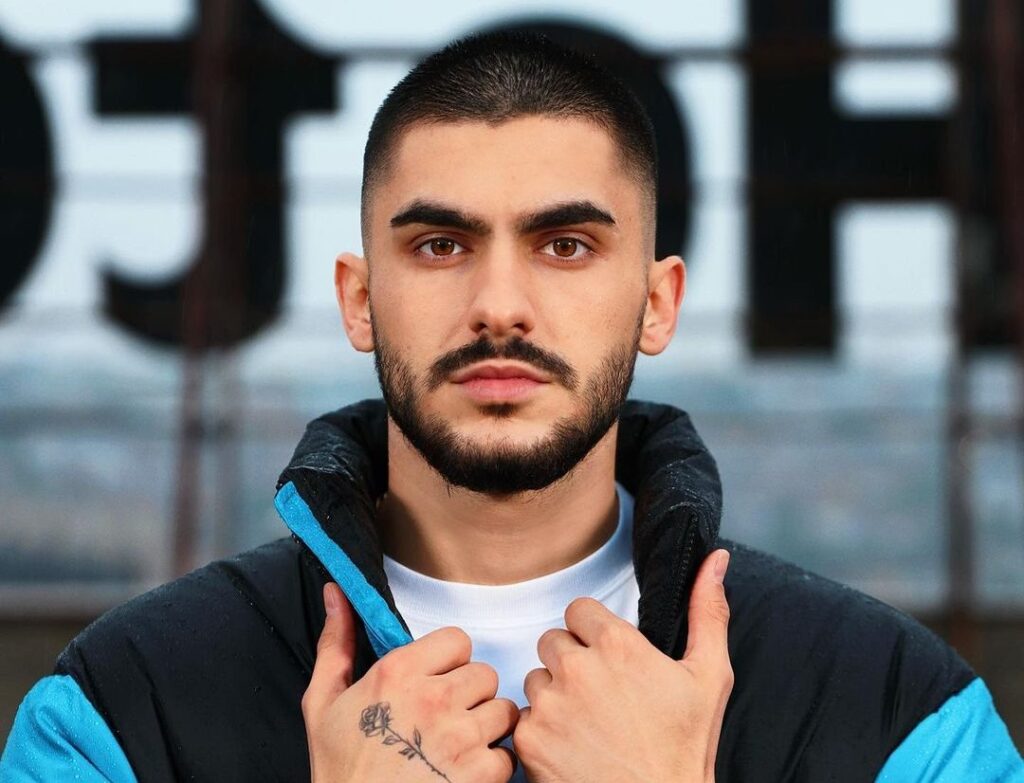 E dhimbshme/ Këngëtari Butrint Imeri, humb personin e ngushtë të familjes, ja mesazhi prekës