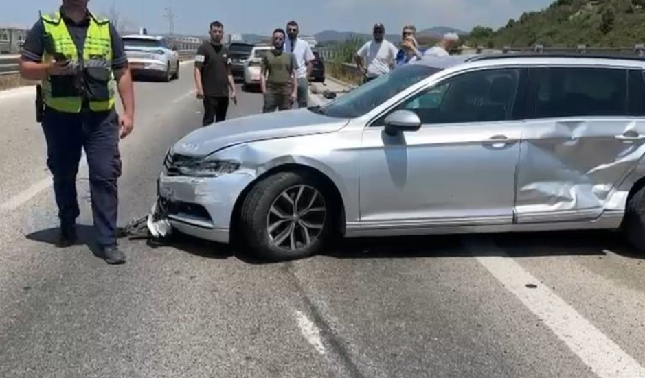 Aksident i rëndë! Dy automjete përpIasen me njëra-tjetrën, përfundojnë në spital tre persona (VIDEO)