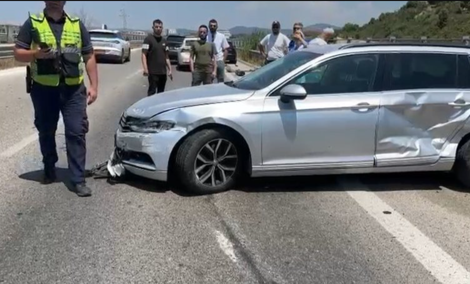 Aksident i rëndë! Dy automjete përpIasen me njëra-tjetrën, përfundojnë në spital tre persona (VIDEO)