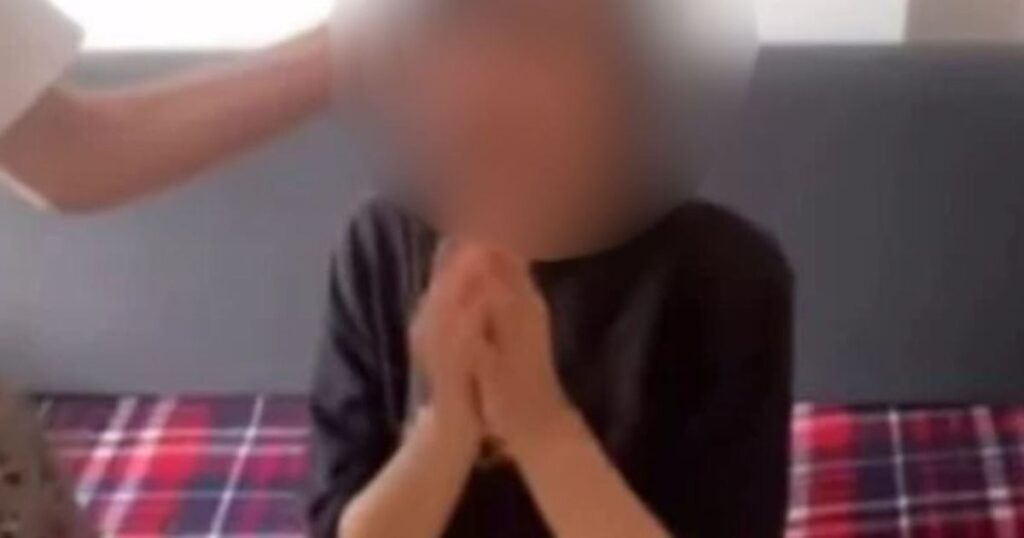 Dalin detaje tronditëse, pasi e dh*nuan adoleshentet detyruan 17 vjecaren të bëjë këtë VEPRIM!