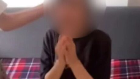 Dalin detaje tronditëse, pasi e dh*nuan adoleshentet detyruan 17 vjecaren të bëjë këtë VEPRIM!