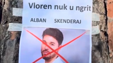Pasi ‘ia vunë kryqin’ në rrugët e Tiranës, vjen reagimi i këngëtarit Alban Skënderaj!